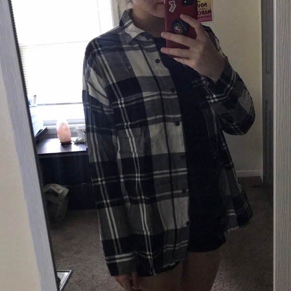 THE BOYFRIEND SHIRT Checkered Button Up - Picture 4 of 5